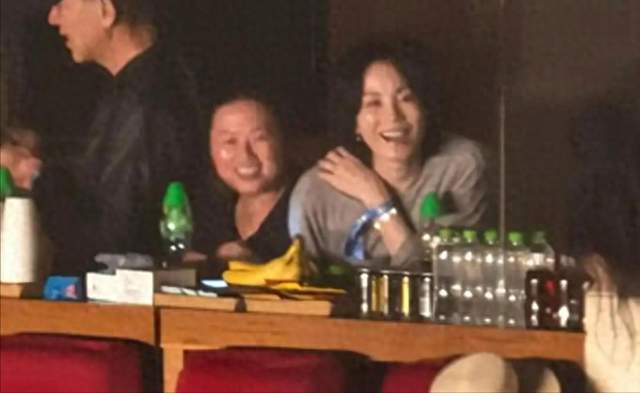 58岁那英北京开唱，王菲力挺，半个娱乐圈到场，人情冷暖尽显