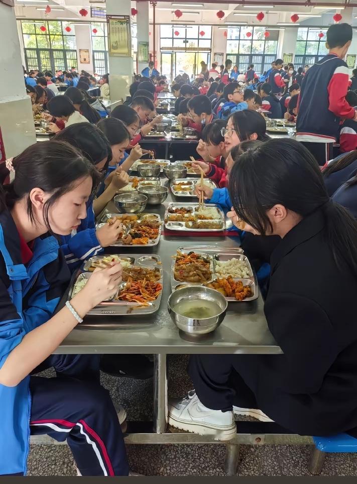 惊呆了! 
我的天！
高校食堂居然拿拖把清洗餐具？
有同学录下了整个过程，视频内