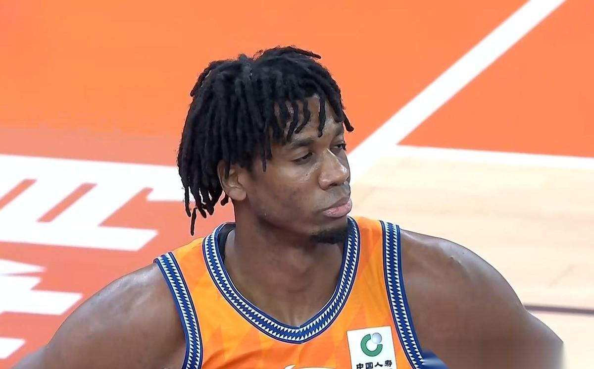 怀特塞德收到意外之喜！
4 月 1 日，CBA 官方正式官宣，上海久事大鲨鱼外援