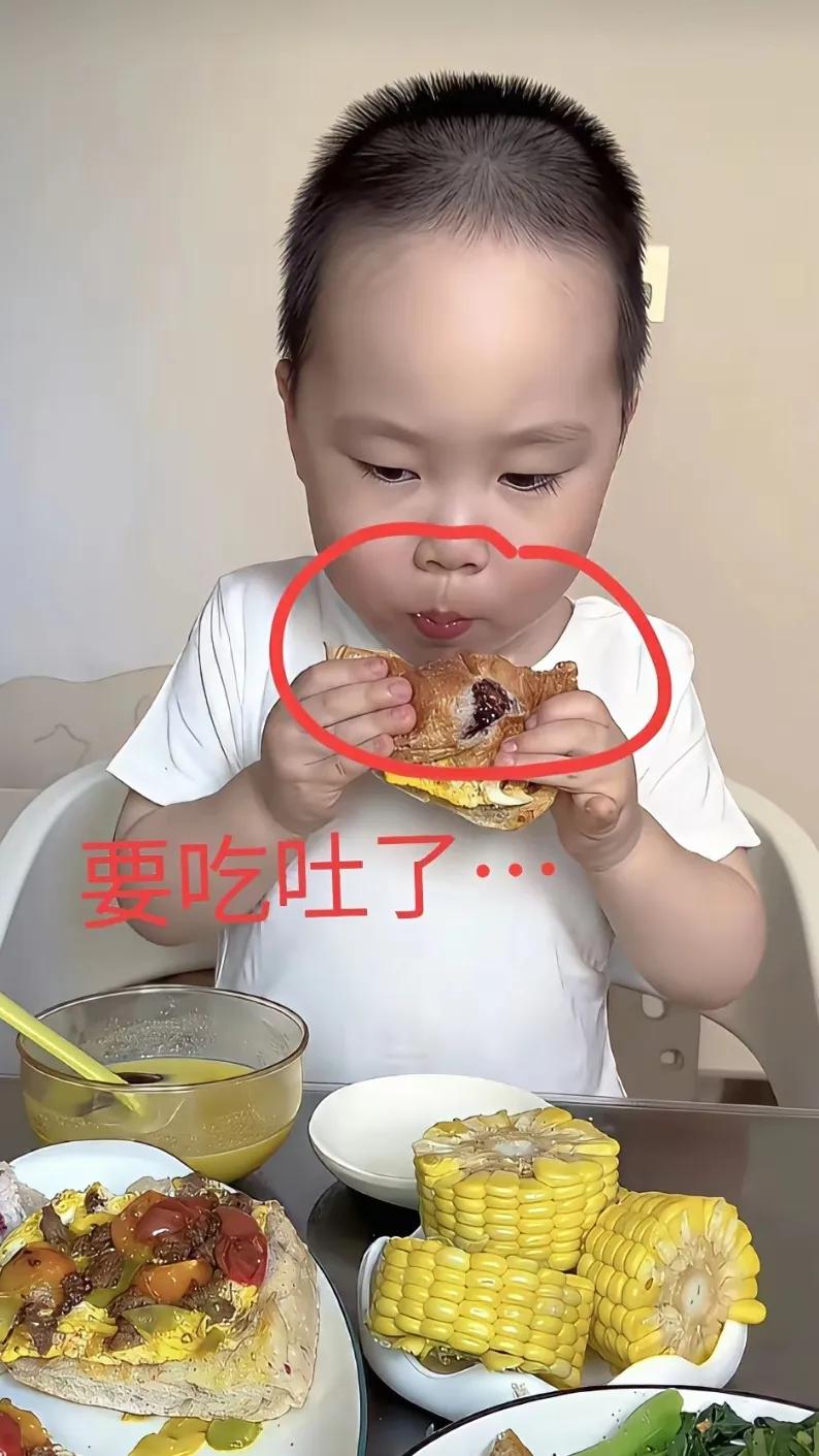 3岁，70斤。

这两个数字放在一起，当妈的人看了会心梗。

央视曝光了一条"网