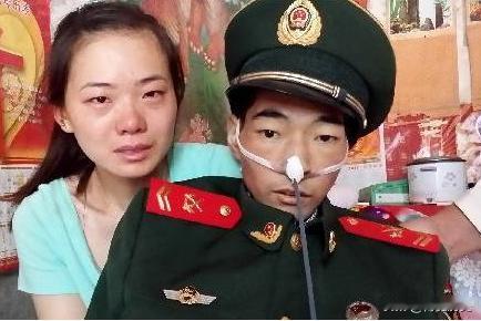 2018他身穿军装，骨瘦如柴，打起精神，与妻子一起拍下最后一张合照，临走前，他做