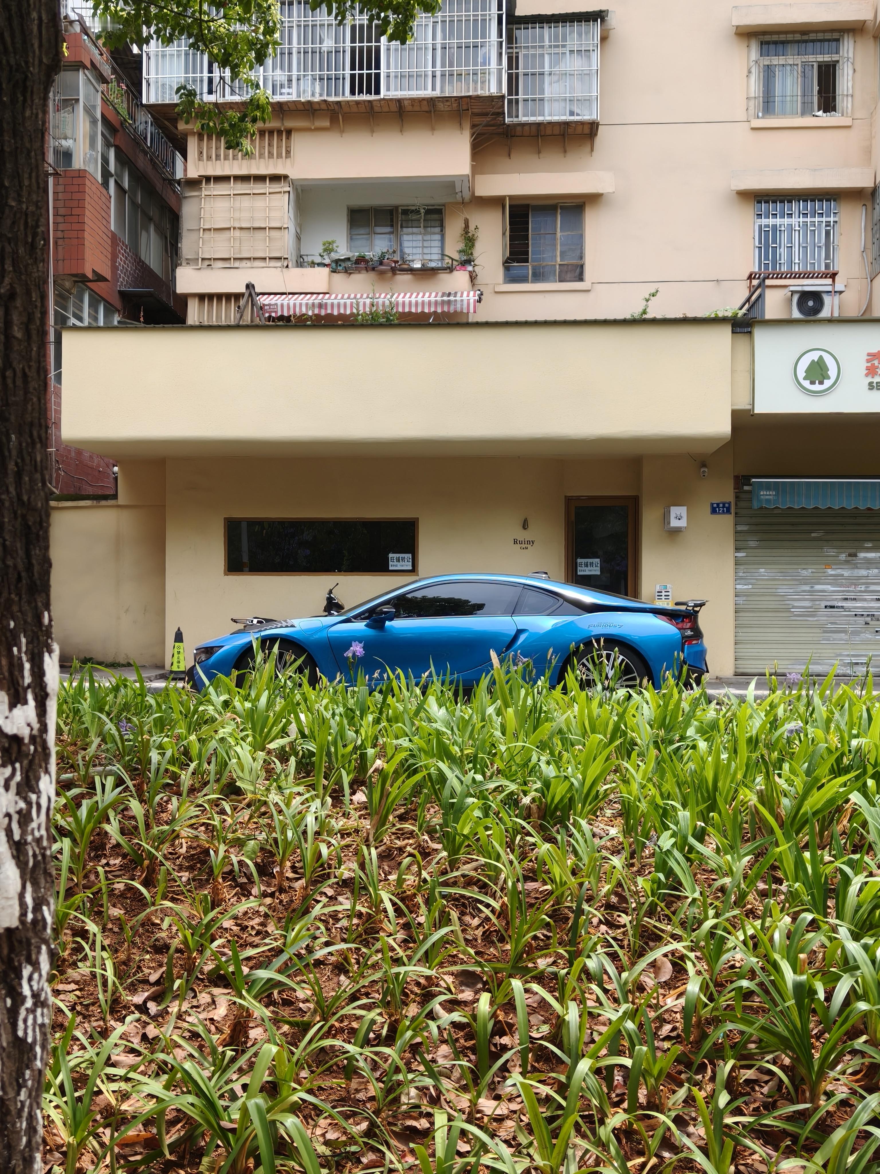 图1这个太牛逼了，一个老头在开，汽车完美符合，别克这个高级mpv小区里已经有人买