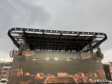 薛之谦就差把舞台建到地铁口了 今晚的广州演唱会现场，薛之谦把舞台打造得无与伦比，