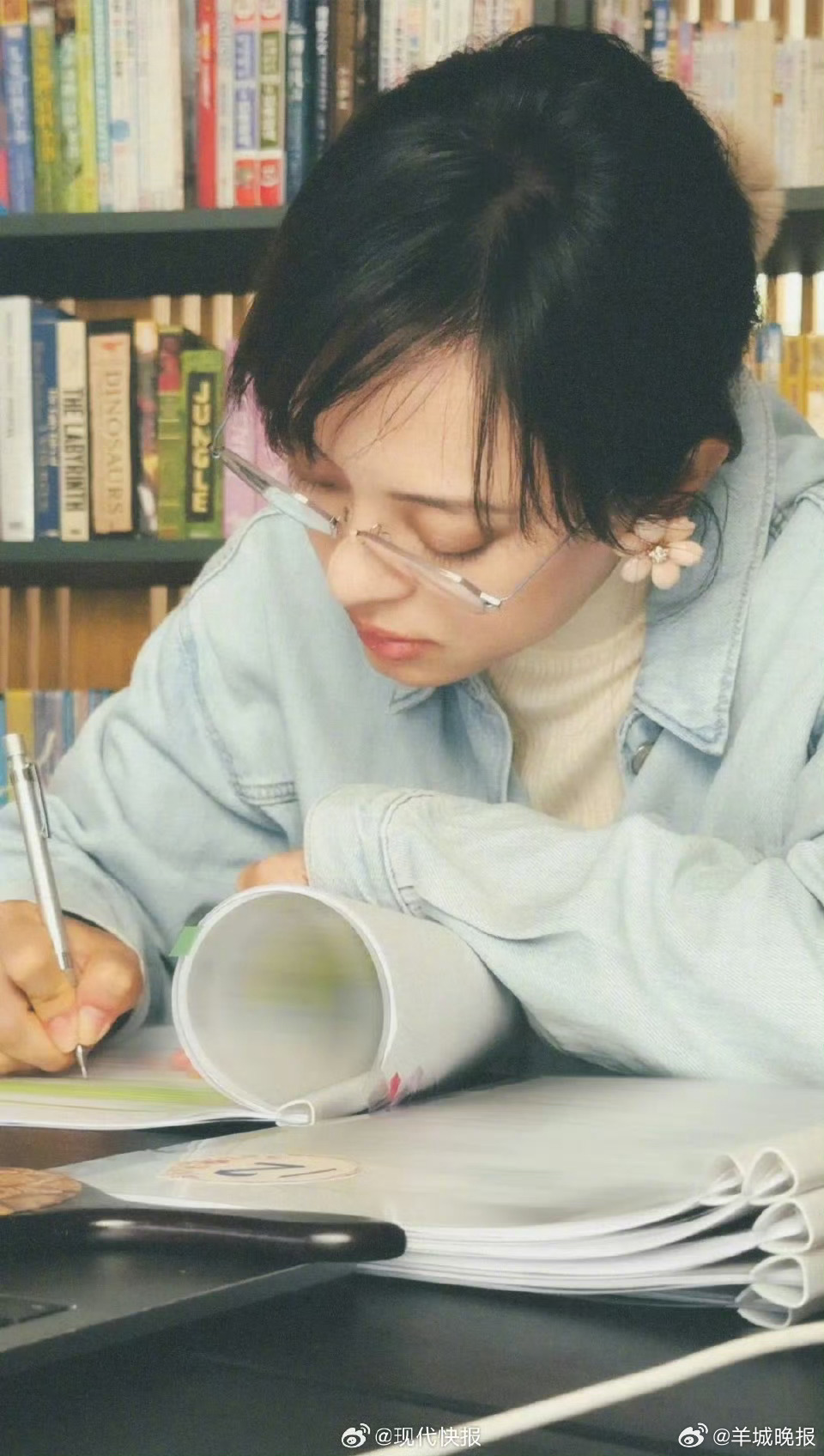 #孙俪从影近20年了#【#孙俪新剧角色准备#】3月26日，孙俪小助理分享照片并配