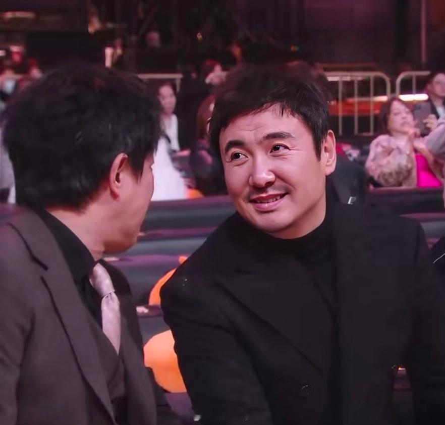 沈腾听完杨幂获奖感言之后，立马就冲上去扶，两个人的扶不扶小品不知道还要演多久 