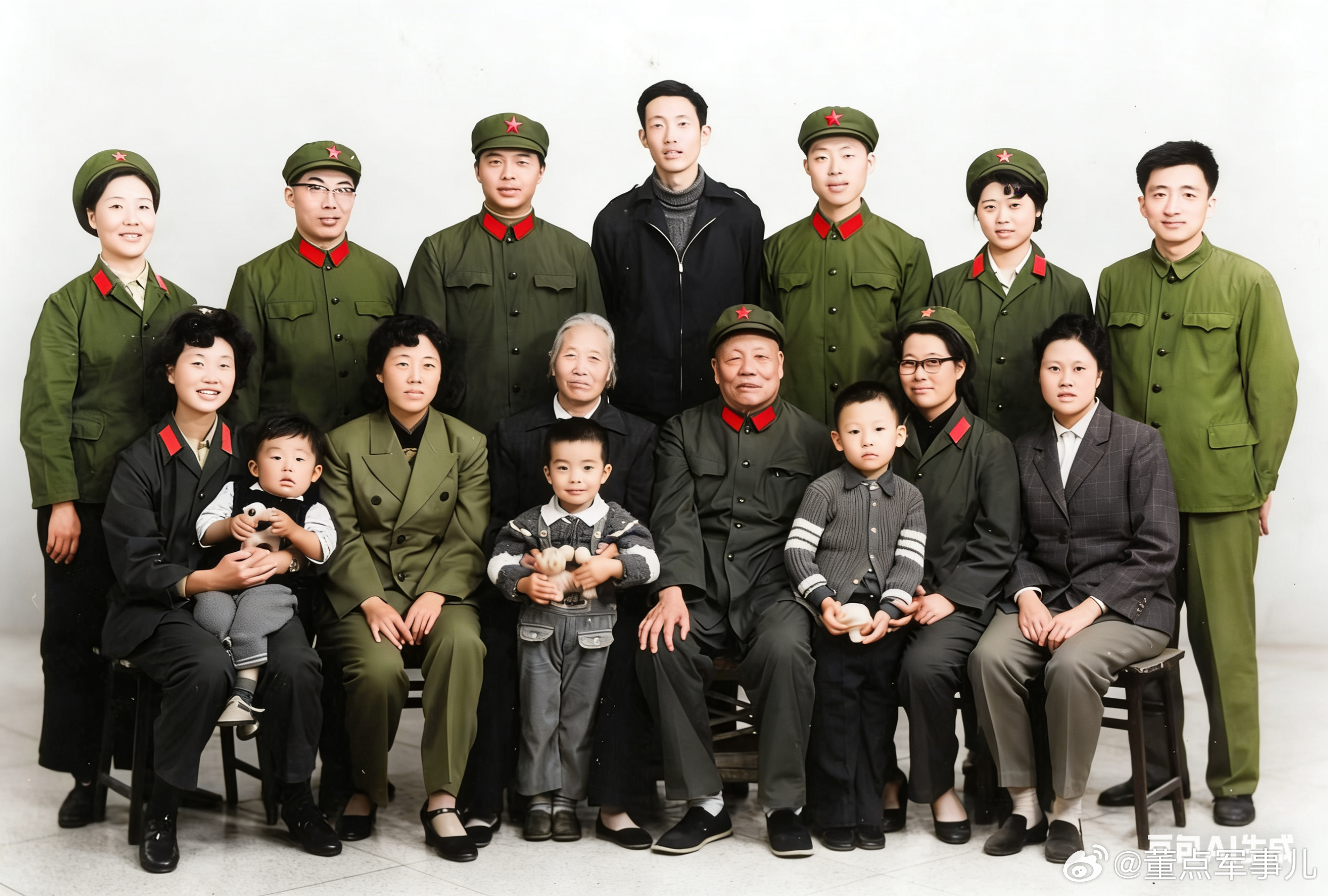 开国元勋老照片 这是一位开国中将的全家福。一张拍摄于1980年代，另一张拍摄于1