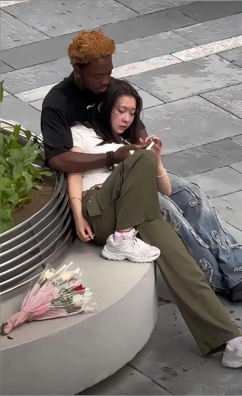金发小哥温柔环抱，满眼宠溺看手机，美女这是被感动哭了吗？