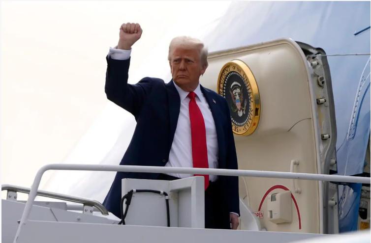 【特朗普搭乘的 “空军一号” 飞赴达沃斯论坛途中返航安德鲁空军基地】
美国白宫新