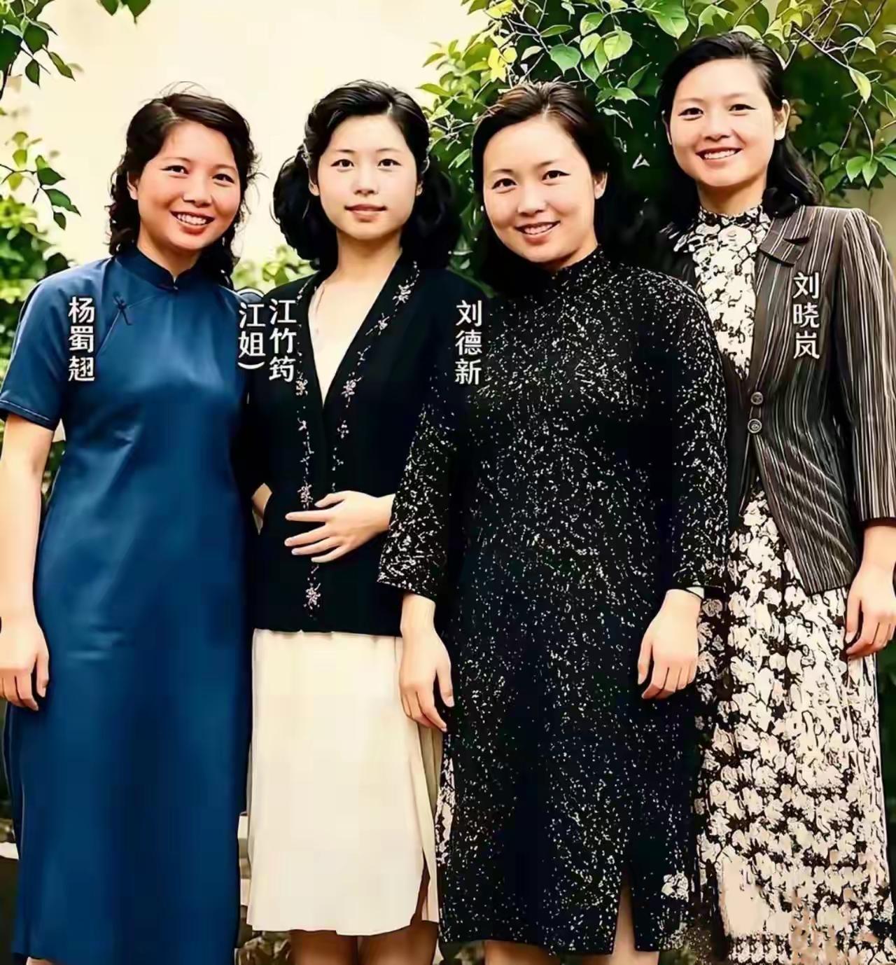 翻到这张1947年的老照片的时候，盯着看了好久。
江姐站在重庆国立女子师范学院的