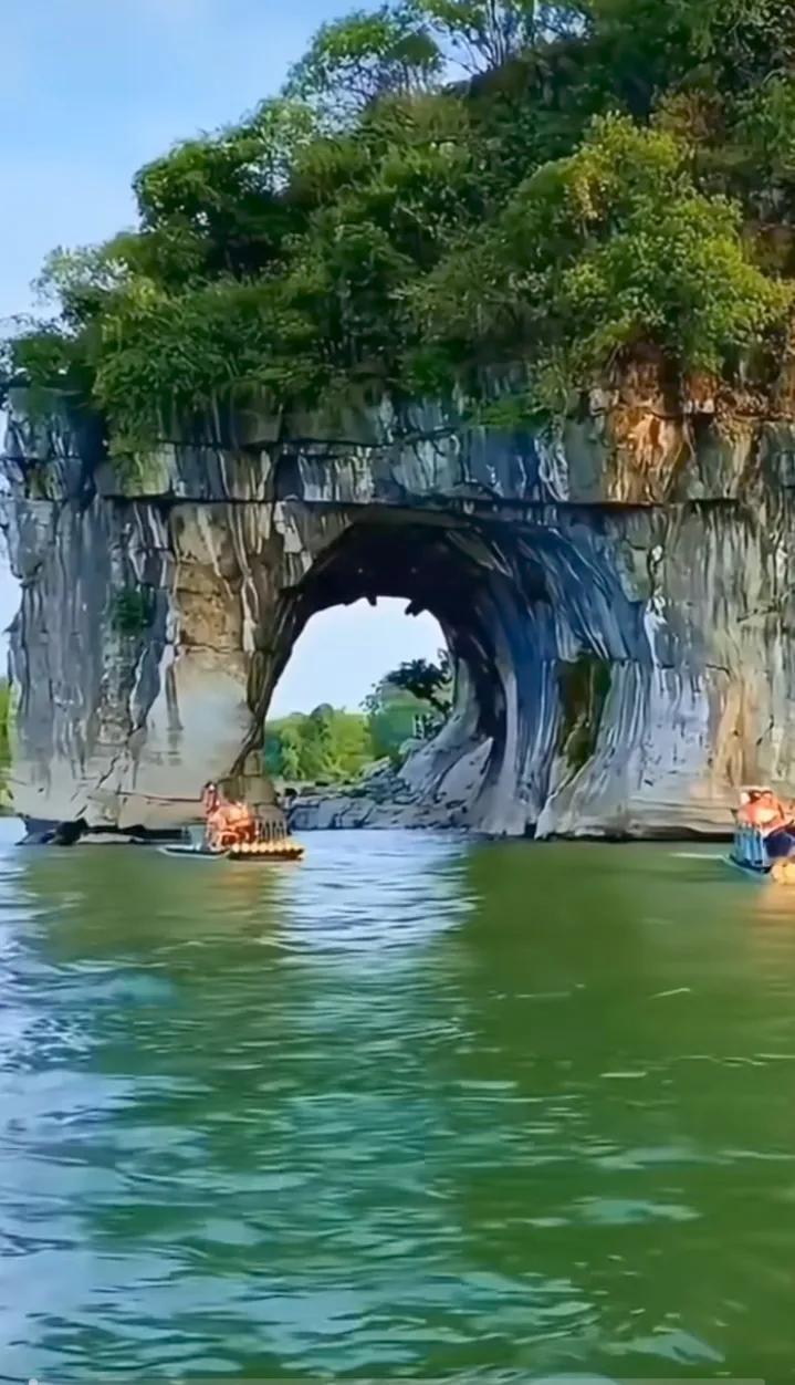 桂林山水，如诗如画，美不胜收。漓江山水甲天下，山青水秀，岩奇洞幽，竹筏漂流，令人