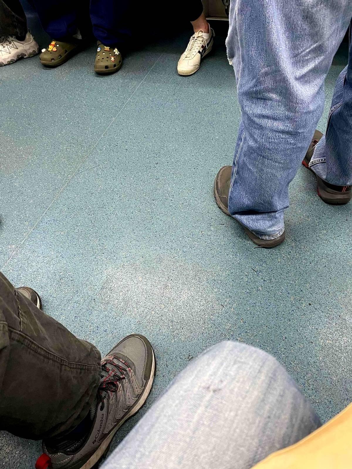 深圳一号线，从罗湖口岸这站一上来，整个车厢的空气都不一样了，耳朵里灌满的，全是港