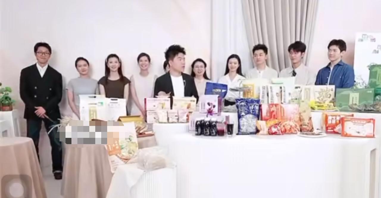 宇辉介绍新人，想不起来菲菲名字的时候，他把头转向大姑姐。
这是遇到麻烦时，大脑最