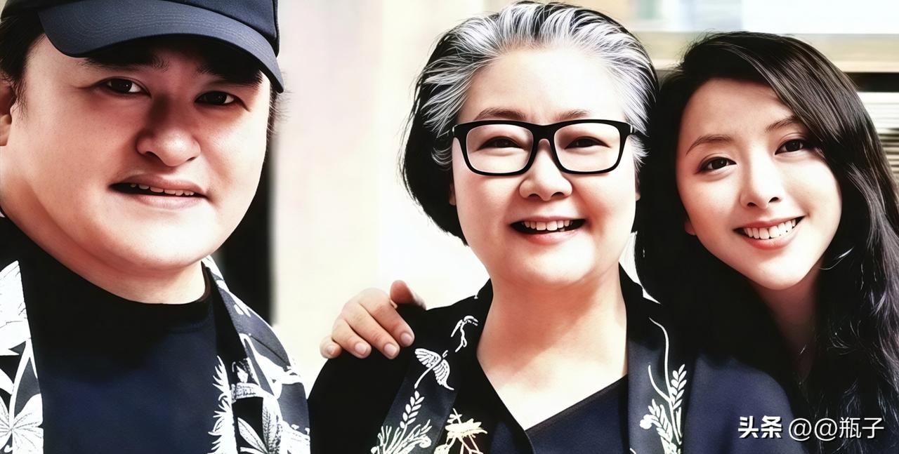 刘欢老照片(5632)：刘欢与演员萨日娜、黄小蕾合作时的一张合影。当时他们合作《