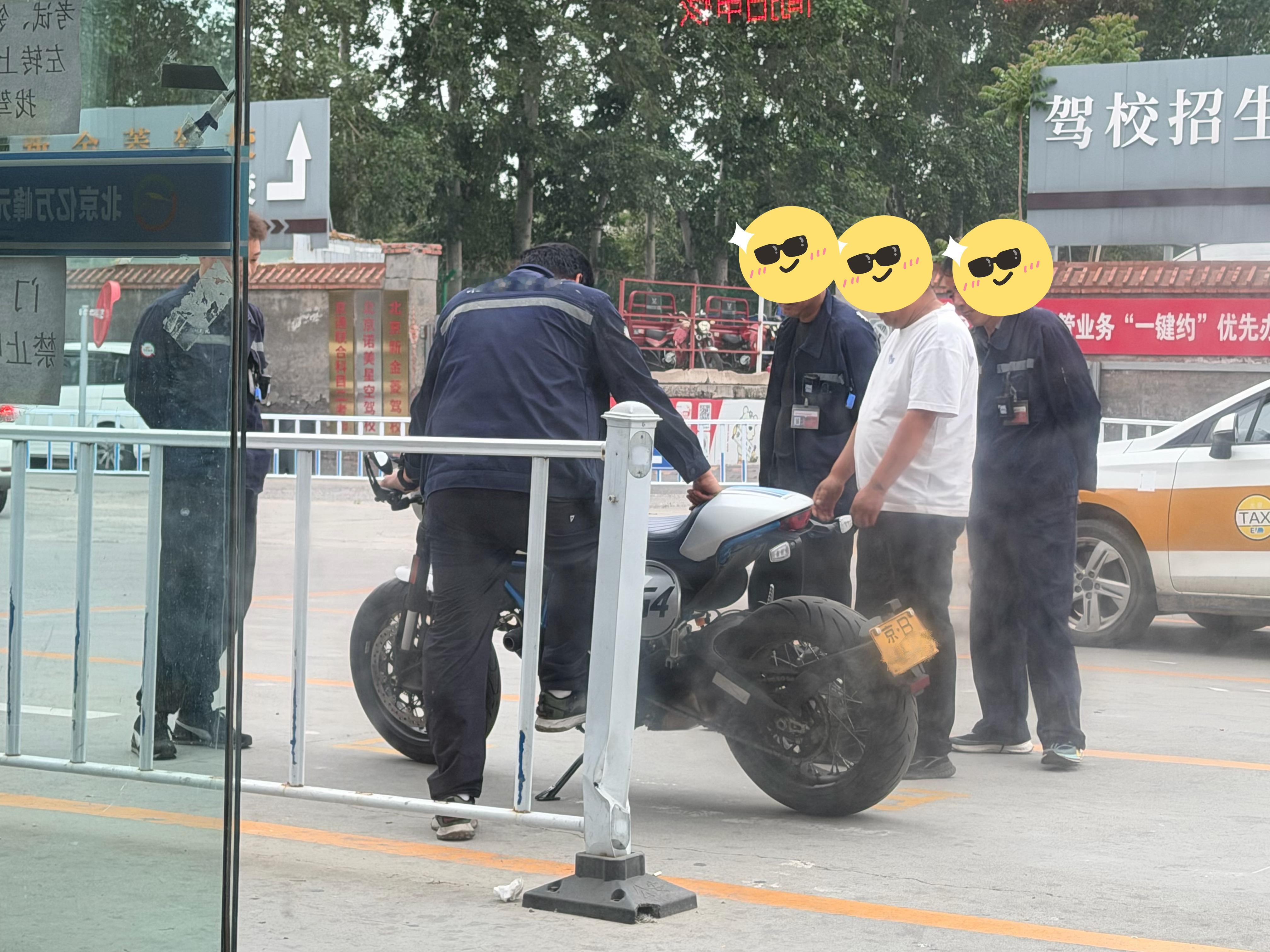 六年准新老车验车一次过换套制服再配个银镯子的话有点现场指认的味儿了