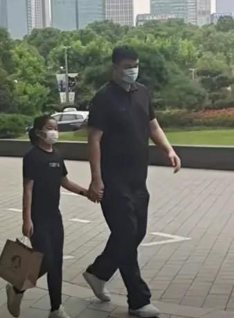 这姑娘又是个打篮球的好苗子，个头远超同龄人，爸爸个头高，妈妈个头高，孩子自然低不