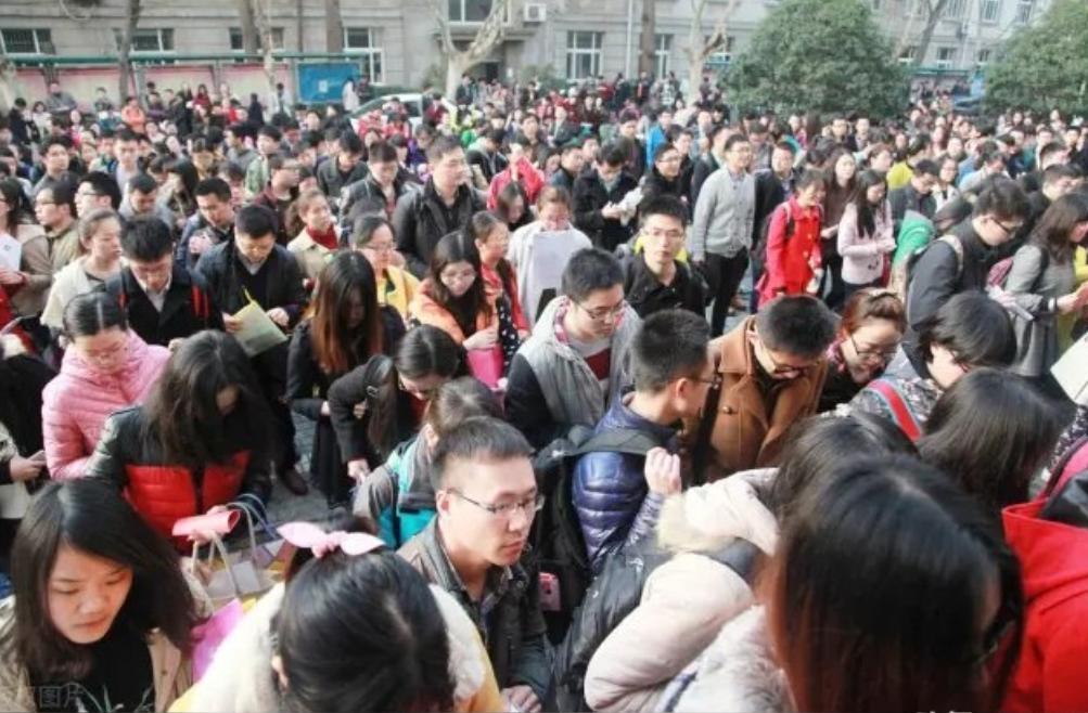 牢A说明白了，为什么国内会这么内卷？因为在国内无论穷人还是富人，国家都是提供一个