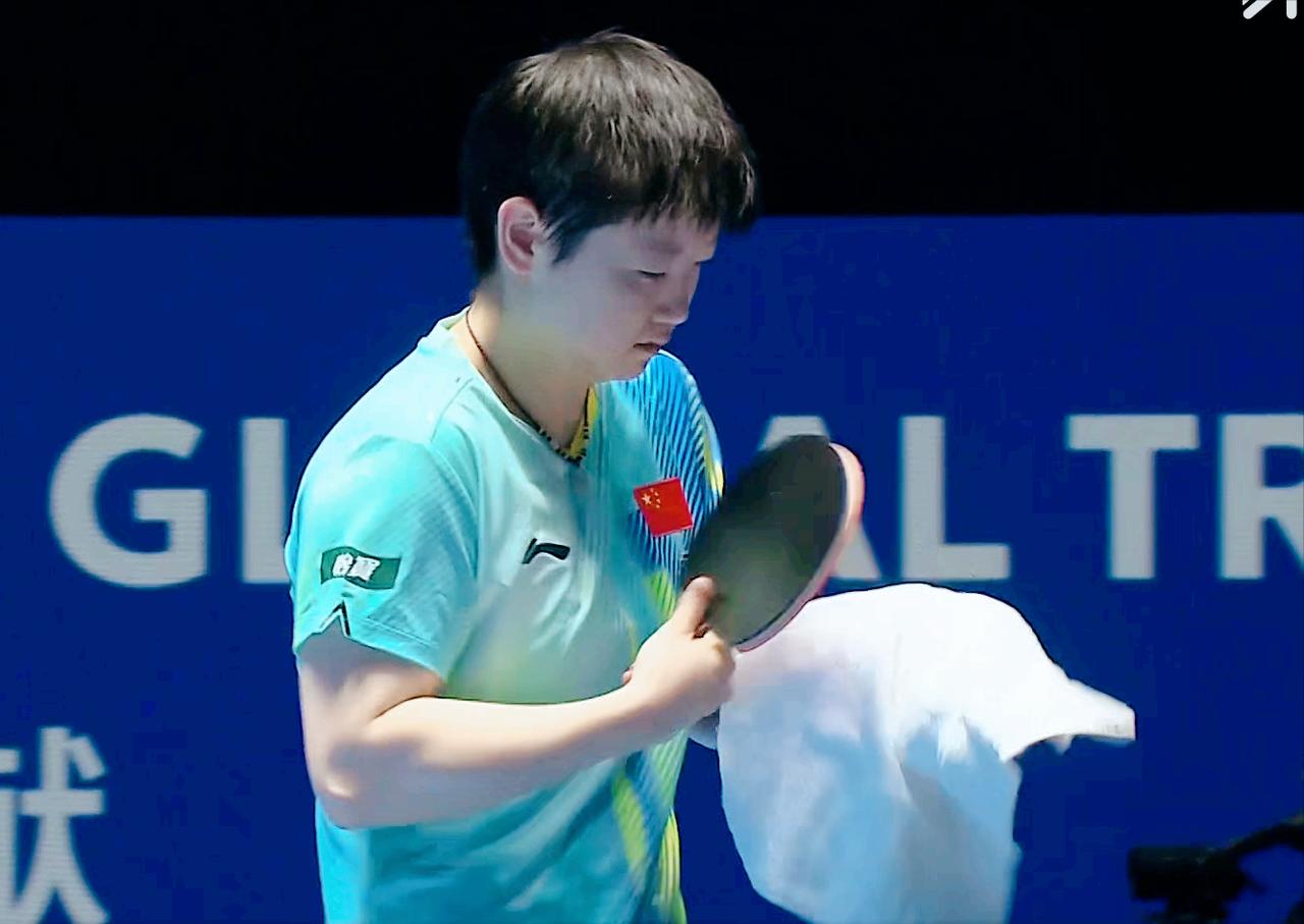 孙颖莎为何9:11输给蒯曼第一局呢？
明明最后一个是机会球？

两人一路打平，