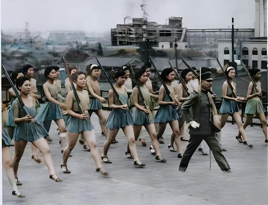 1942年，东京。即将奔赴中国，服务侵华战争的女高中生，正在操练队伍。  
