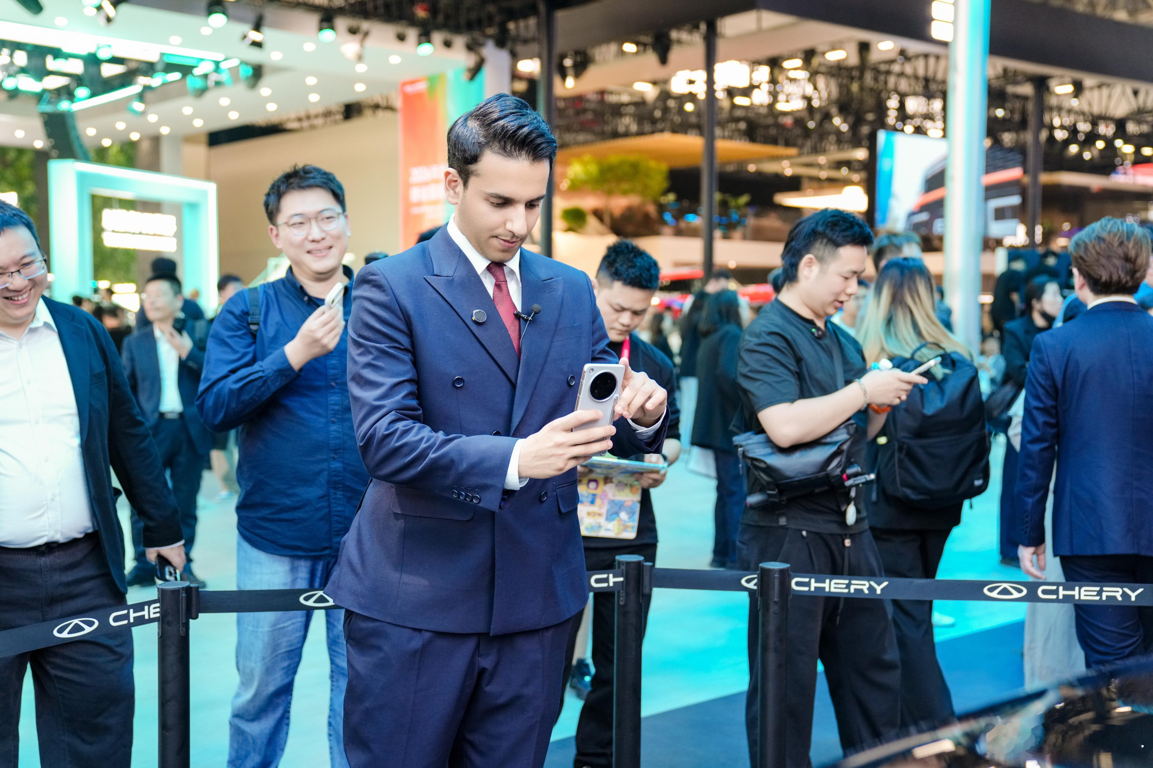 这两天逛北京车展，发现奇瑞所在的E1馆里密密麻麻全是人，并且放眼望去外国人简直比