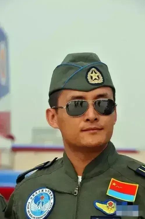 我不太相信这是中国的新军帽。
中国军人不会戴着墨镜展示军容。
帽子款式也不符合中