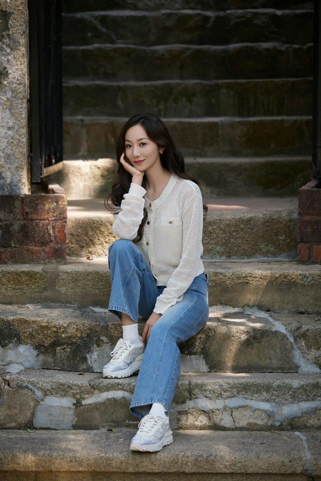 43岁韩雪的中年穿搭真时髦！

白色上衣+浅蓝色牛仔裤，减龄又高级，真的太美了。