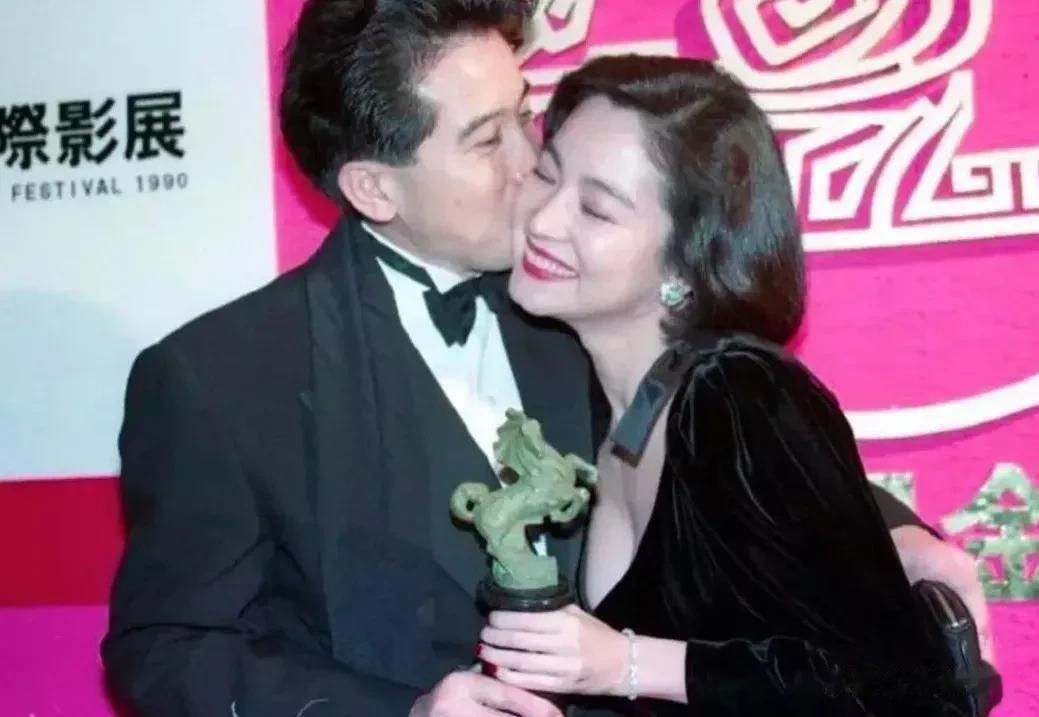 当年林青霞凭《滚滚红尘》获得最佳女主角奖，秦汉为她颁奖。
林青霞说秦汉是她心目中