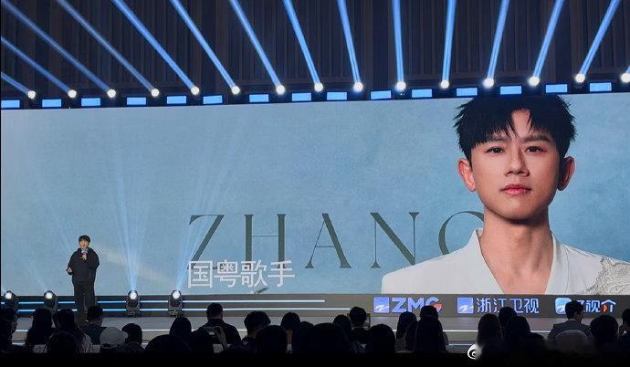 张杰鸟巢工作人员有四百多人张杰鸟巢演唱会有四百多个工作人员张杰1年开了28场鸟巢