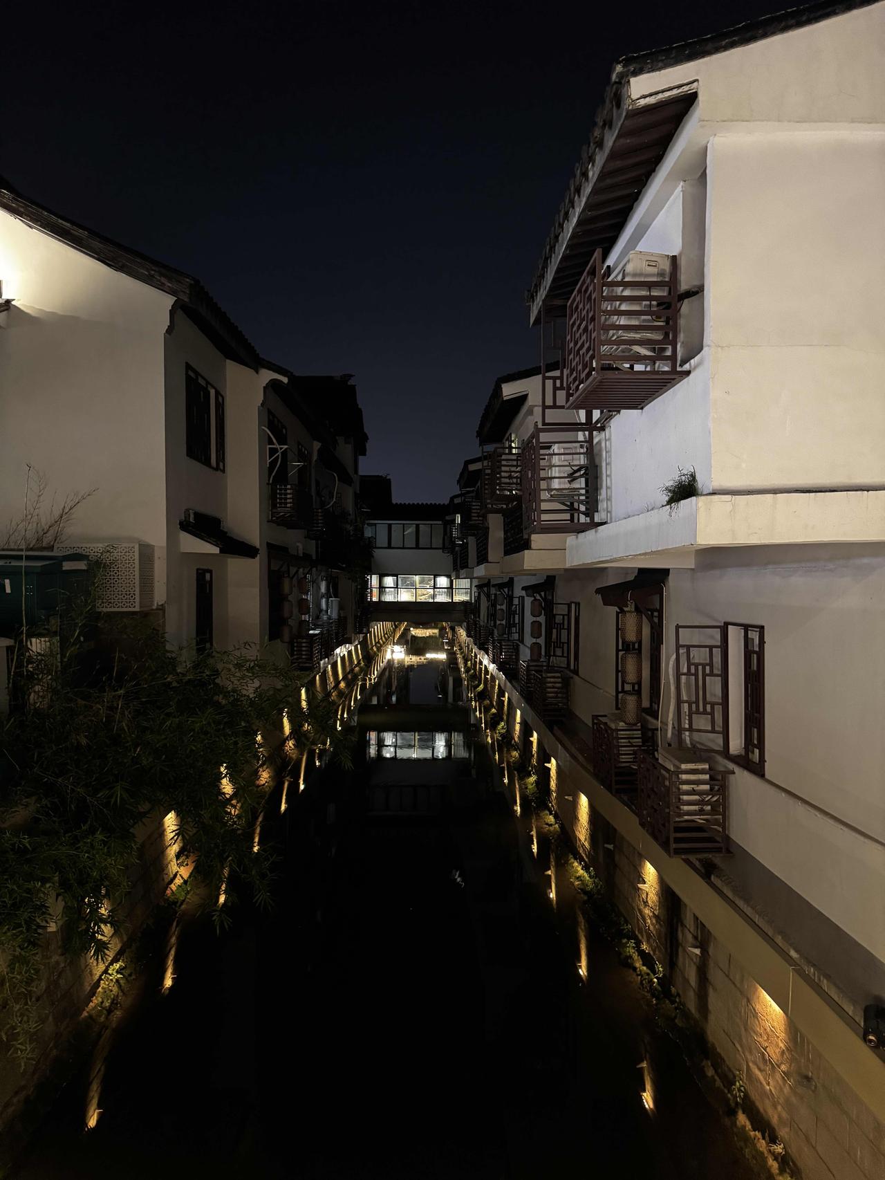 有人拍过夜景照片吗拿出来晒一晒河道藏夜色，灯火映水乡，姑苏的夜晚静谧安然。