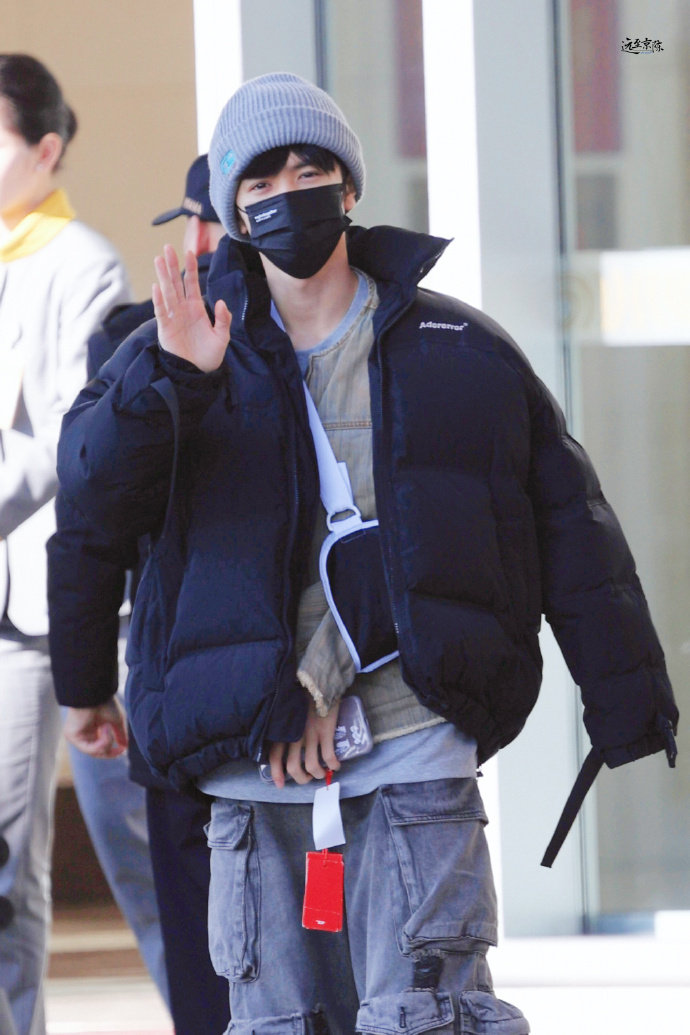 陈哲远戴着护具开工 陈哲远戴着护具开工，陈哲远最新机场路透 