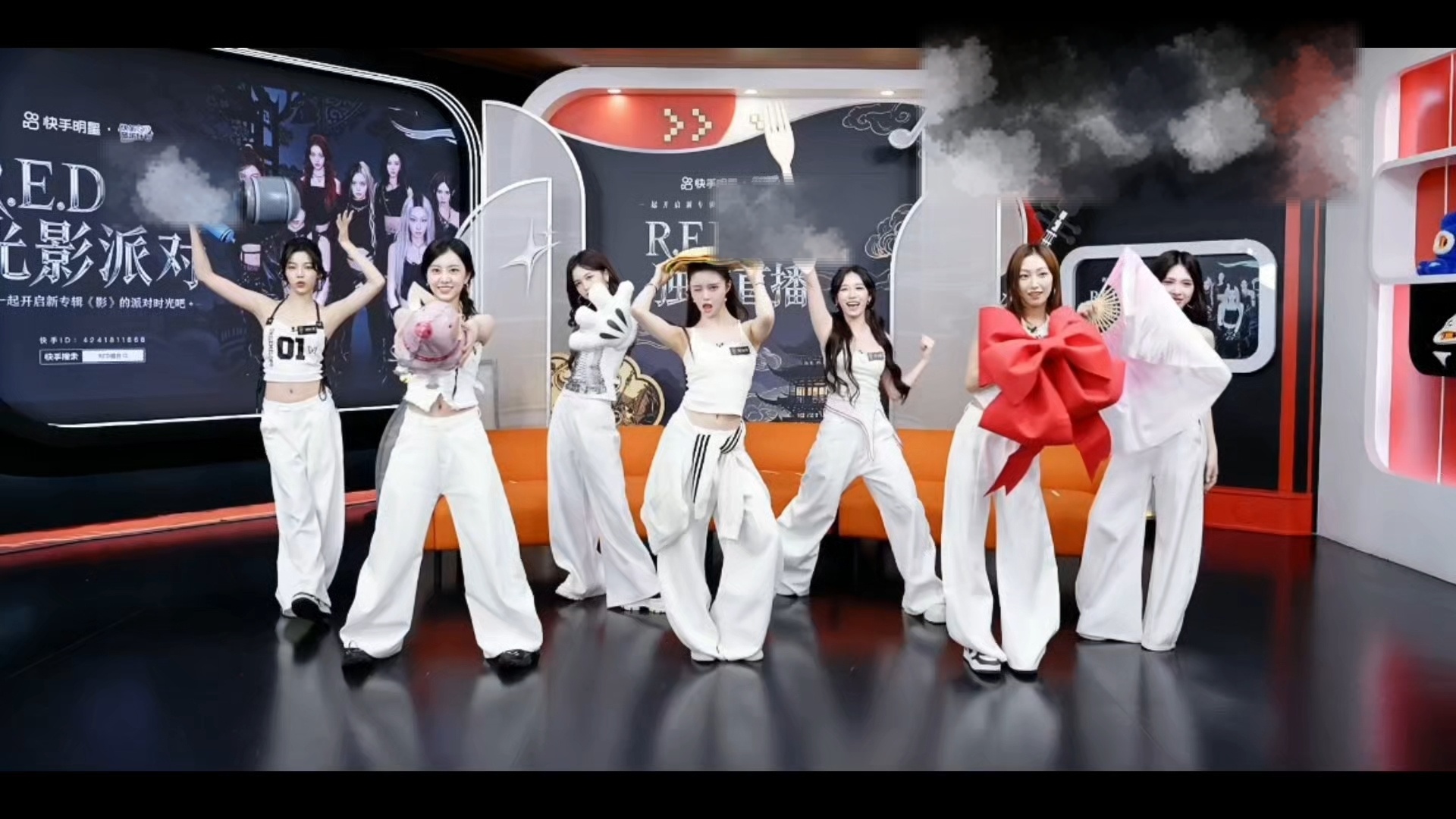 RED女团抽象版新歌演绎R.E.D妹妹们是懂怎么把抽象和可爱焊死的！大锤子汉堡蝴