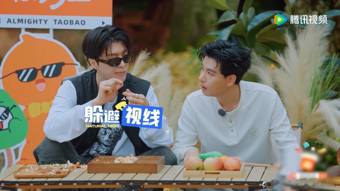 胡先煦看范丞丞的眼神 胡先煦那眼神简直是带着怀疑的“烧烤”，一秒钟就能让人感觉到