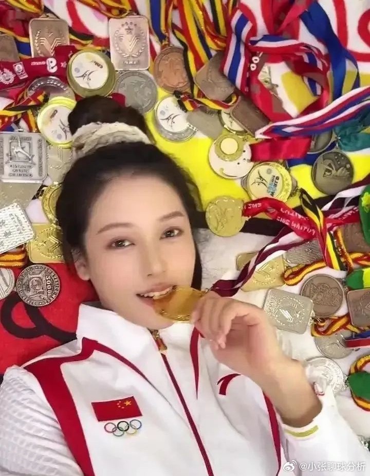 吴柳芳谈擦边直播风波前体操世界冠军吴柳芳近日首次完整回应了此前引发巨大争议的直播