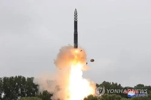 一架美国空军B-1B轰炸机今晚紧急降落在冲绳县的美军嘉手纳基地,这是该型轰炸机首