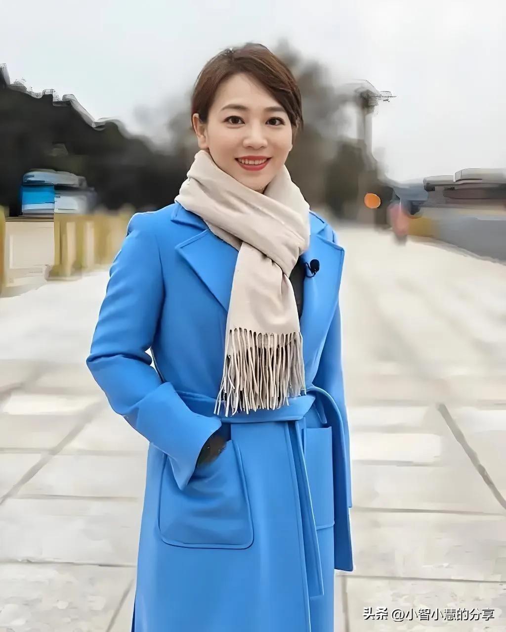 央视50岁以上最美的一个女主持人，比董卿美艳大气，看起来特别的迷人。

她的状态