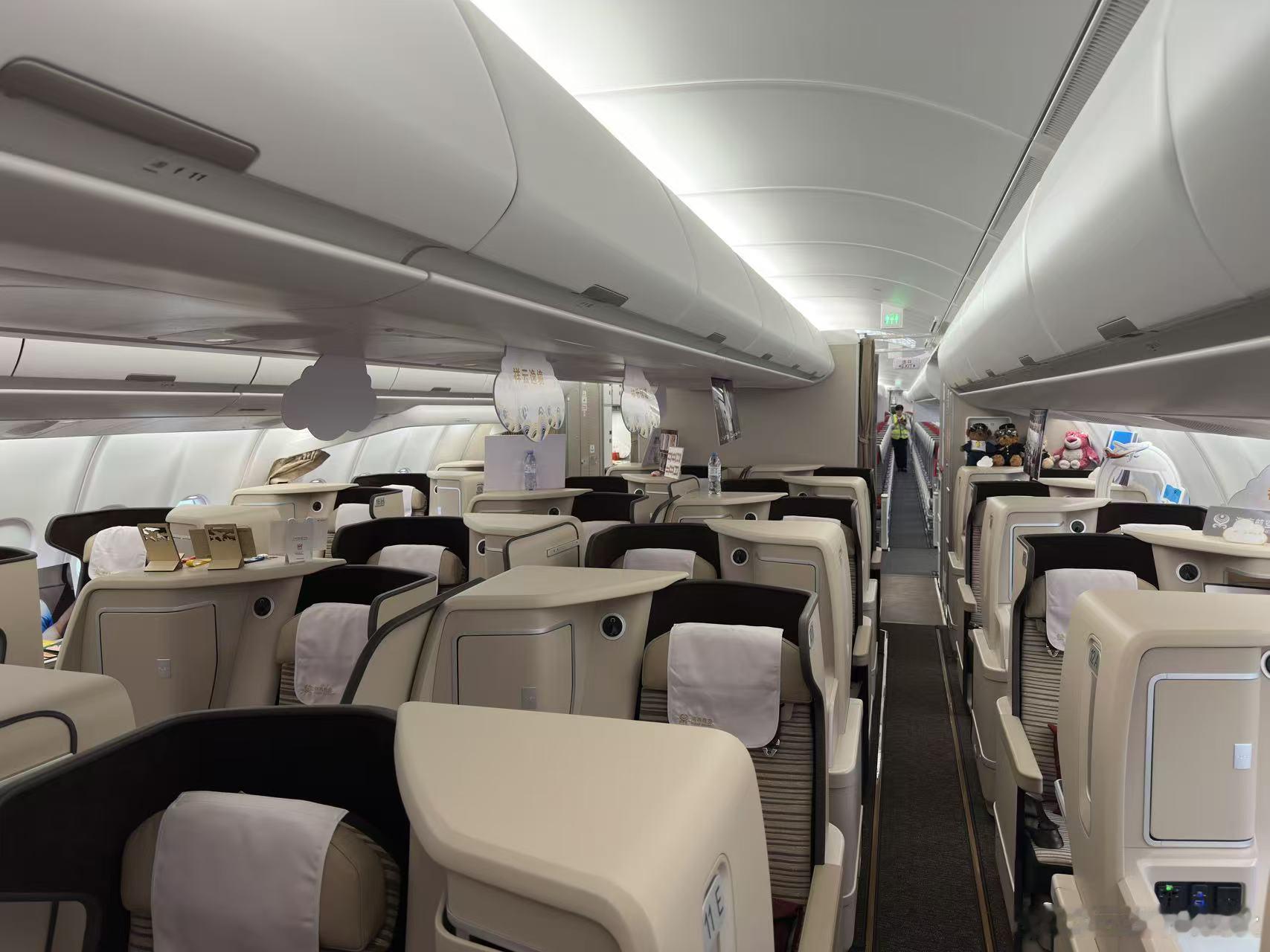 中国首架！海航A330neo客舱细节曝光：商务舱似王座，经济舱腿能伸直 刚完成水