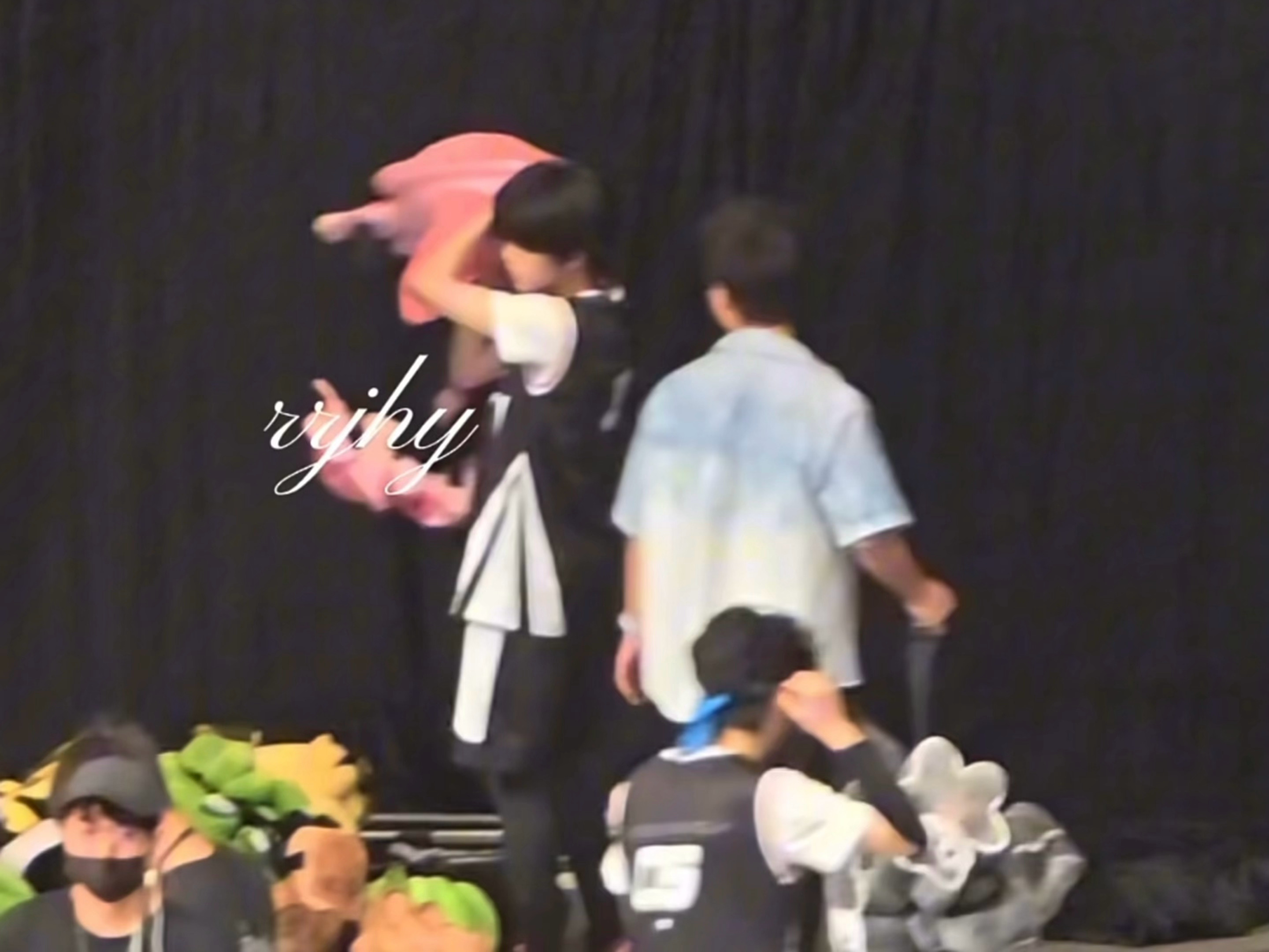 好阔耐啊……肉肉精心给自己选了个粉色屁垫 前两个没戳中我家少女心他就毫不犹豫的放