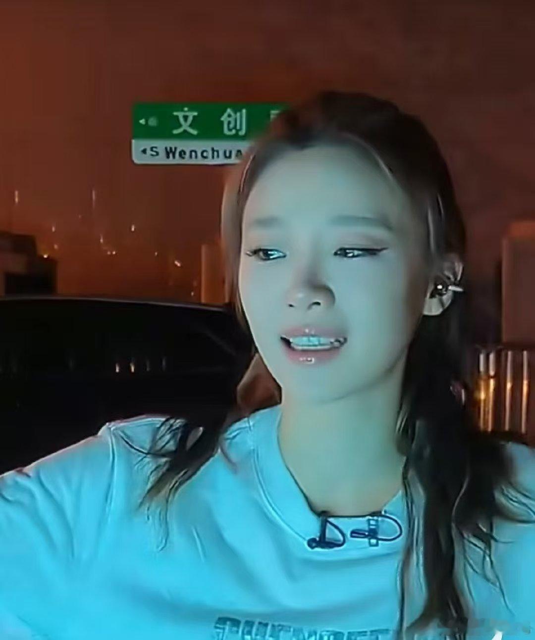 张月凌晨下班看到粉丝哭了乘风2026双向的爱永远好哭！张月凌晨下班撞见粉丝落泪，