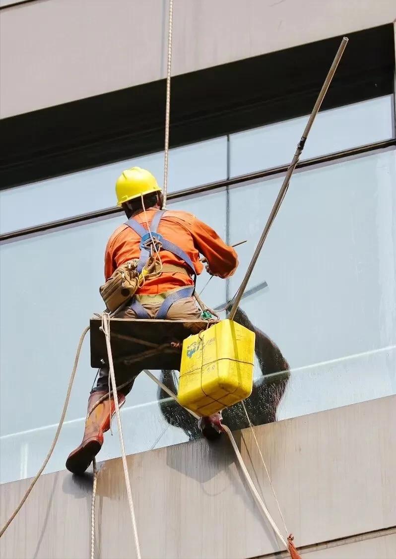 “酒店过夜不拉窗帘被看光该怪谁？”浙江杭州，一男子和女友出来度假，为了有更好的体