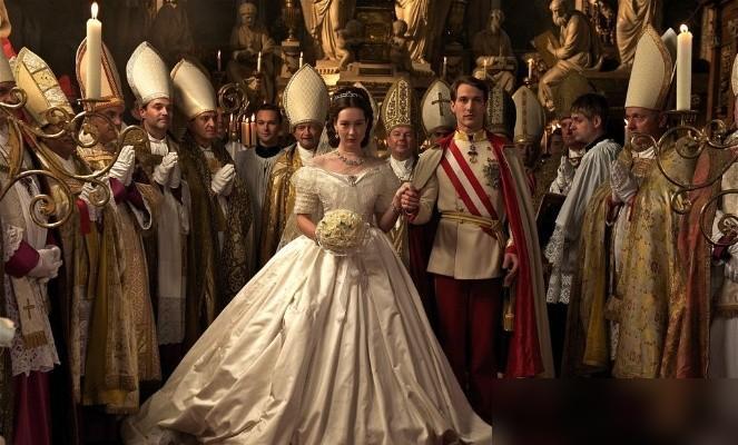 2009年意德奥合拍的《茜茜公主》，豆瓣有8.3分。
服化道下了功夫，女主卡波