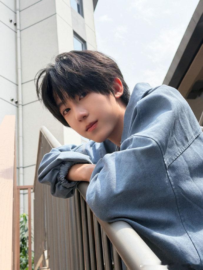 杨博文迎接我的十六岁杨博文迎接十六岁十六岁生日快乐~杨博文