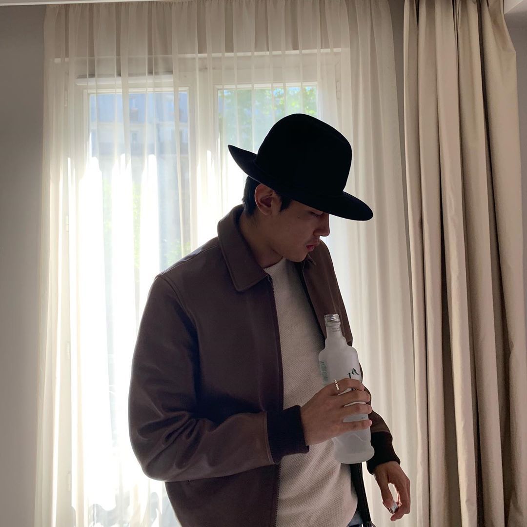 纪凌尘与韩国女友泰国度假啥意思？这是有新情况了，但是看着也不像啊，我记忆他长这样