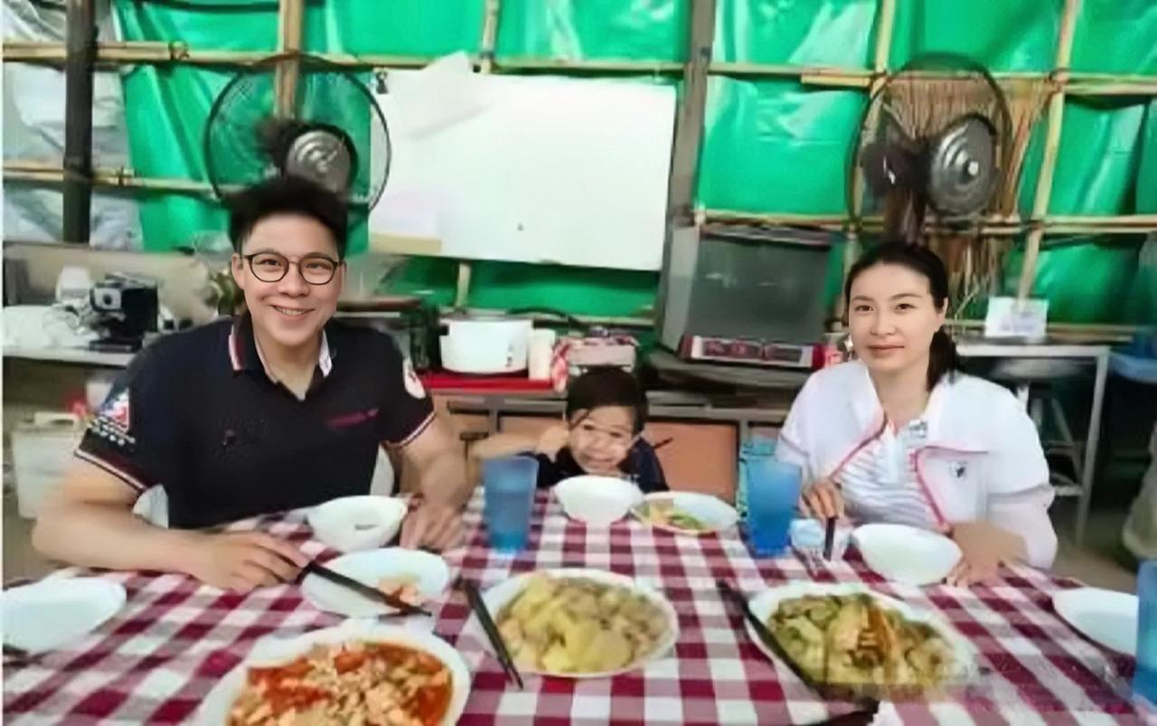 霍启刚郭晶晶夫妇真是为全国人民树立了慈善榜样，慷慨捐出7000万元及24000瓶