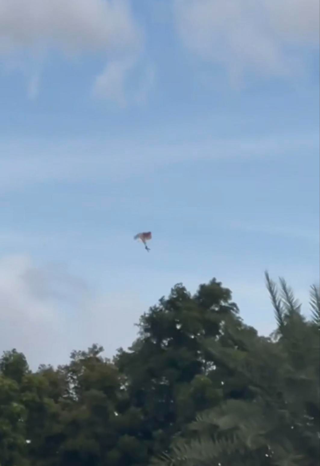 【#博主称跳伞时遇死亡旋转落水生还#】#男子回应跳伞时遇死亡旋转生还# 3月30