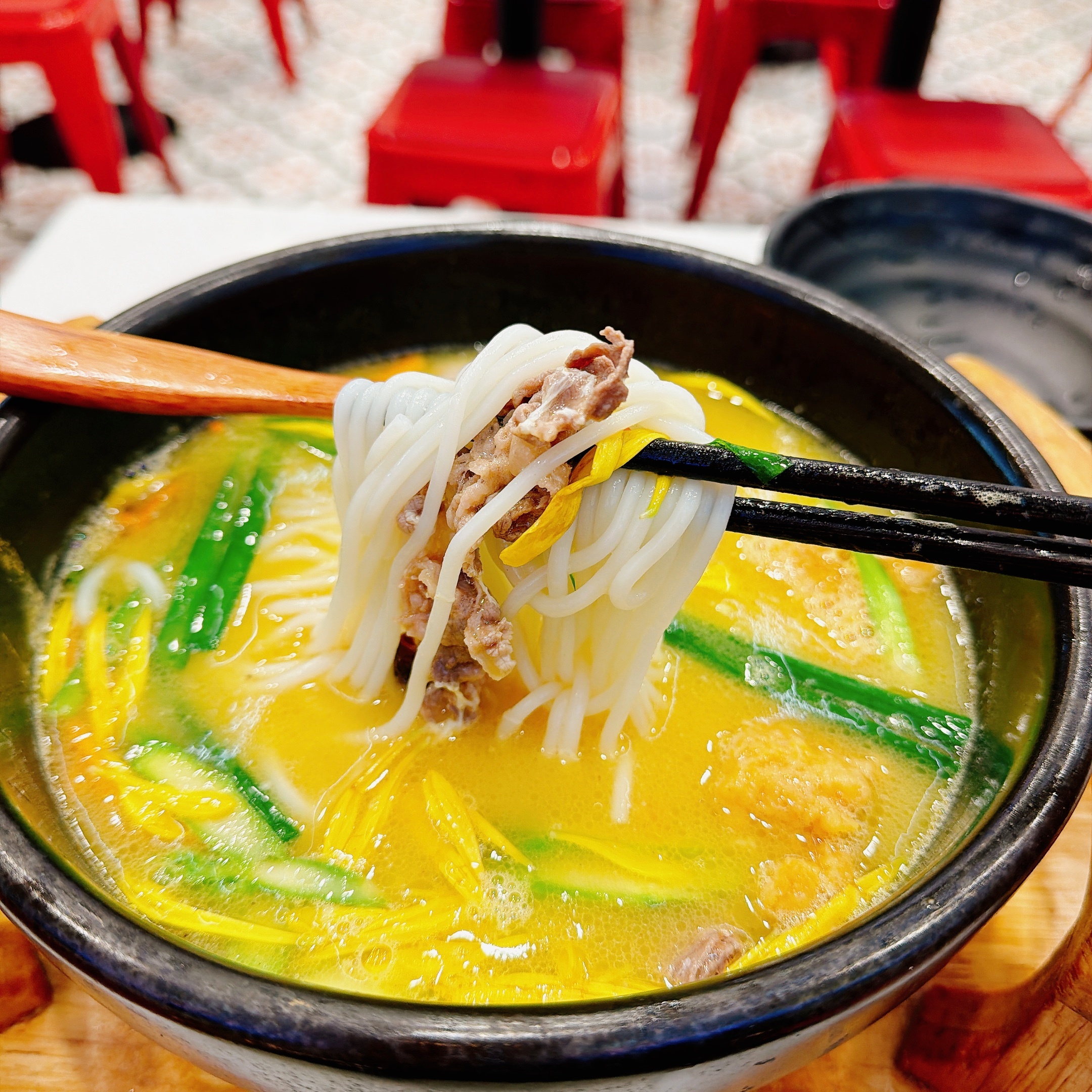 落昆明了，大家看这锅过桥米线地不地道？一会继续飞香格里拉。 