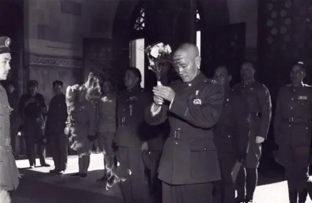 1949年1月16日，这一天蒋介石心情沉重又复杂地拜谒了南京中山陵。这是他在大陆