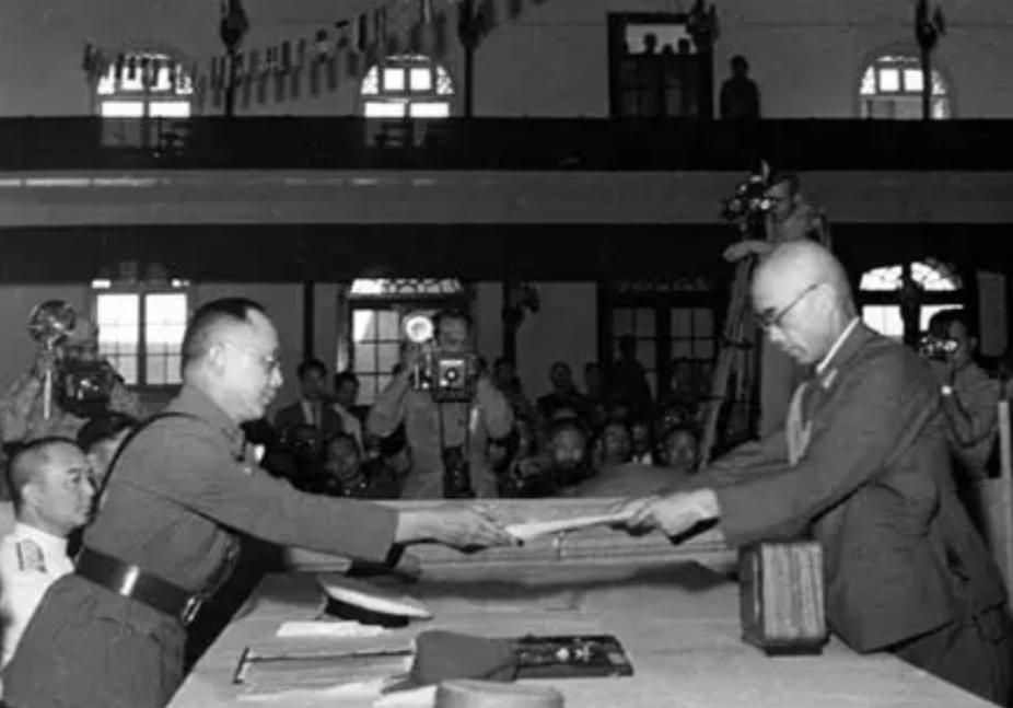1945年日本投降，作为战胜国代表的何应钦，在面对冈村宁次递过来的投降书时，他居