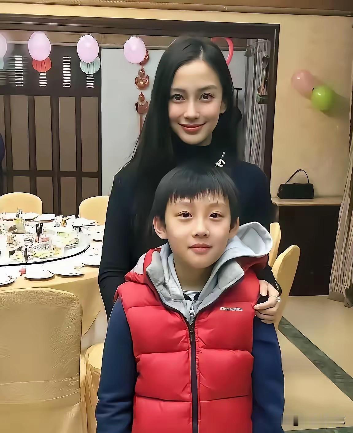 这孩子眉眼到底随黄晓明还是杨颖？一眼就能看明白

这张母子同框合照曝光后，网友争