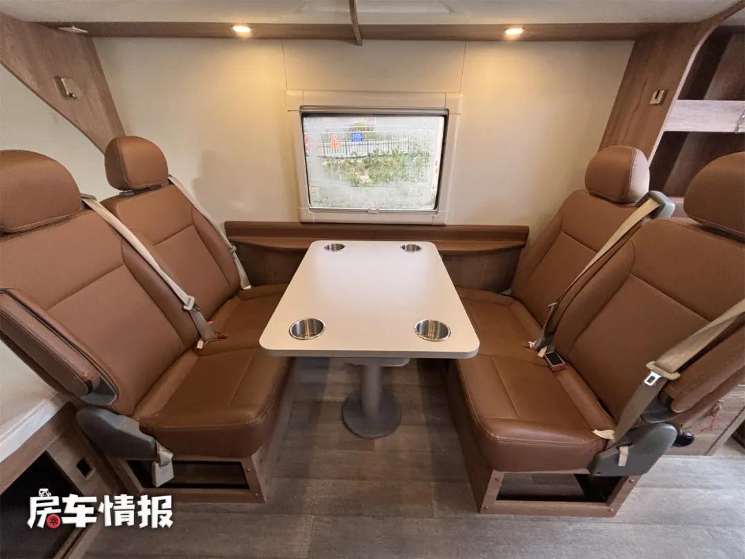 20万的大通原厂房车，22年上牌6座布局，状态好配件都是牌子货