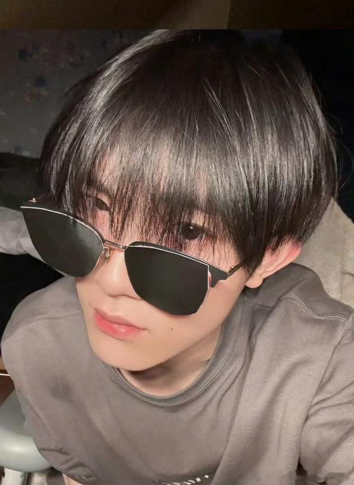 #苏新皓秀diy的墨镜# 宝宝你就是一个小天才[送花花]不仅英文好听自学剪视频（