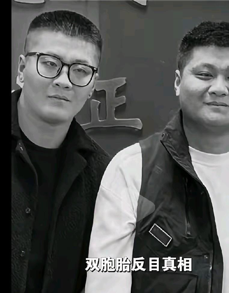 这双胞胎的脸，直接把“善恶”写脸上了。

南京这对失散27年的双胞胎，认亲时抱着